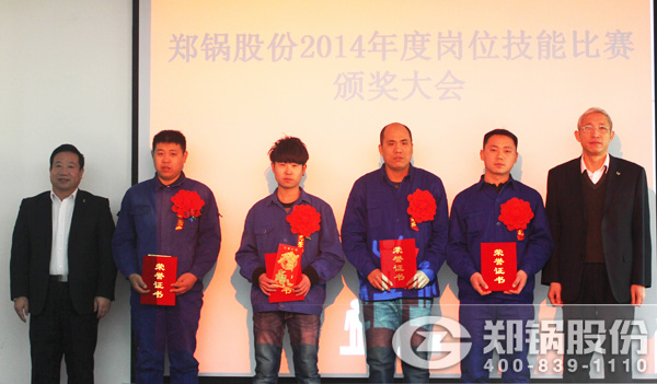 副總裁張文輝、總經(jīng)理?xiàng)钣枞A為獲獎(jiǎng)第二名員工胡勝偉、吳鵬飛、劉衛(wèi)鋒等頒發(fā)榮譽(yù)證書