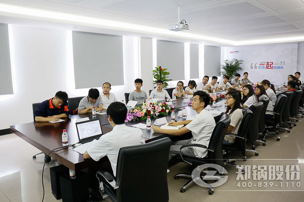 人力部門對(duì)新員工進(jìn)行培訓(xùn)