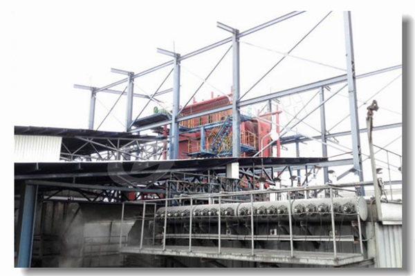 工業(yè)蒸汽熨斗，帶有用于衣物熨燙的鍋爐